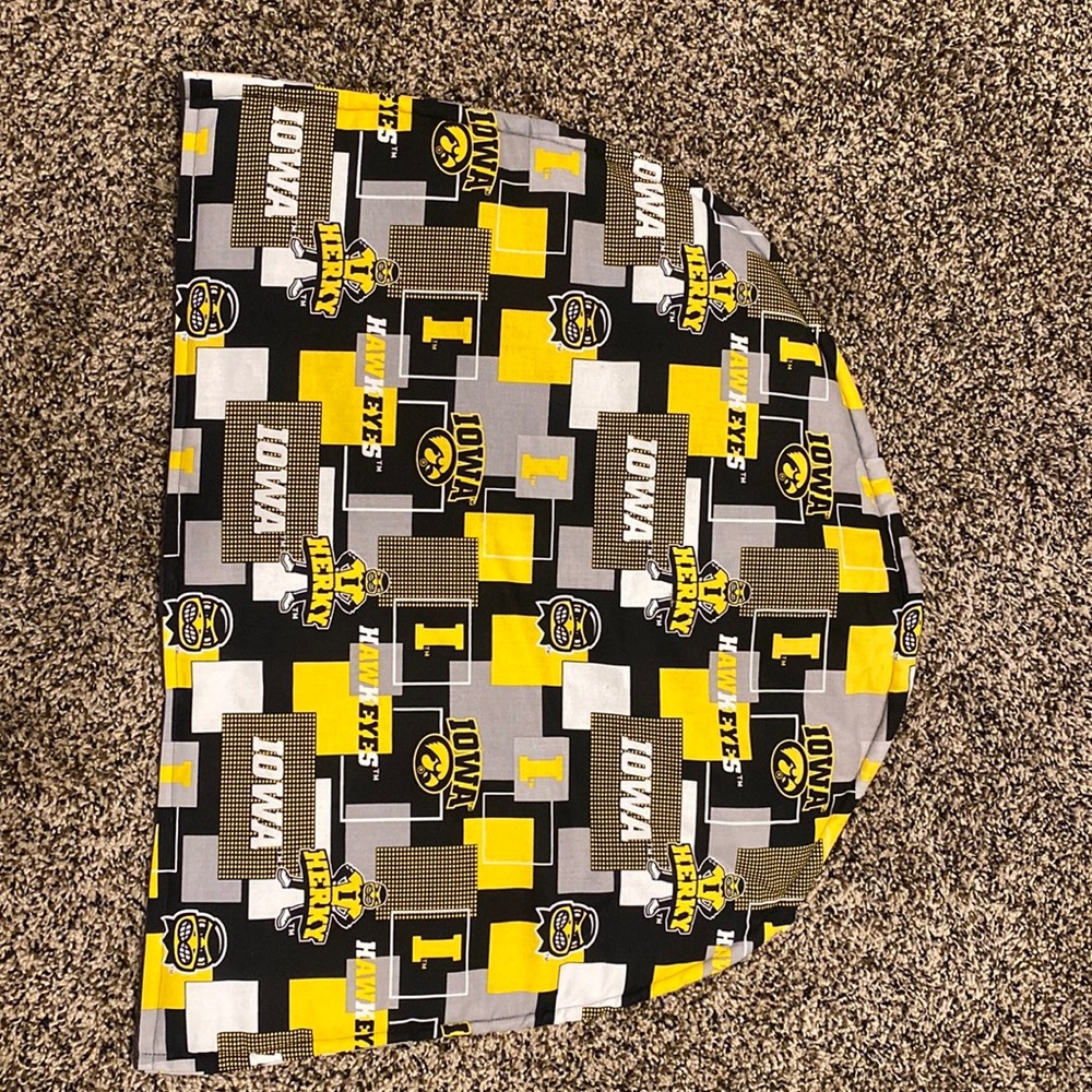 Iowa Hawkeyes steering wheel cover